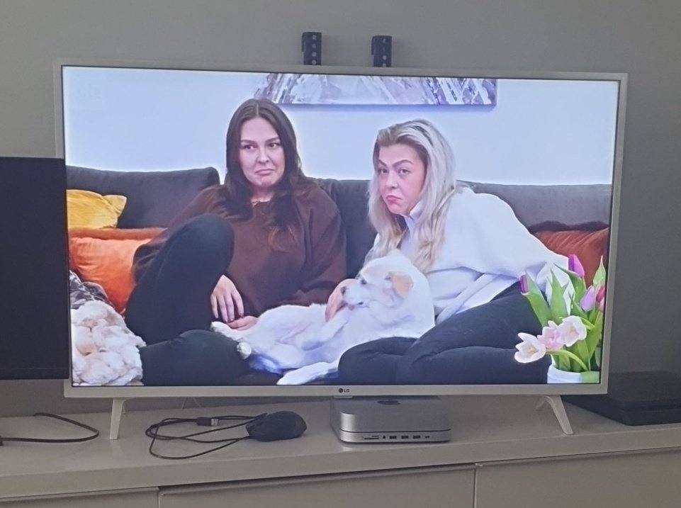 Nyt on kunnollista. Tätä voi katsoa vain kaupunkikodissa ja asmukahvin kanssa. #sohvaperunat