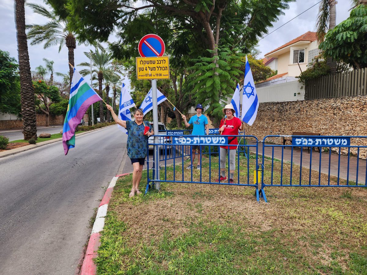 RaananaProtests's tweet photo. כל בוקר 7.00-9.00 
כל ערב 18.00-20.00 

גם בחול המועד!
כל הכבוד ללוחמי החופש הנחושים מול @dannydanon.

מעל חצי שנה ללא הפסקה. 💪🇮🇱 https://t.co/ntqGRFyrYD