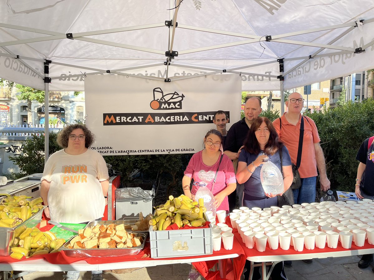 cvg_cat's tweet photo. Gràcies al Mercat de l’Abaceria Central per oferir la fruita de l’avituallament  dels @10Blaus https://t.co/sTOdRqb7Rl