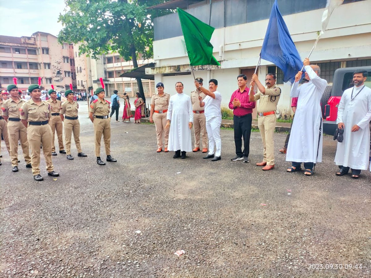 ಮಂಗಳೂರು ನಗರದ ಮಿಲಾಗ್ರೆಸ್ ವಿದ್ಯಾಸಂಸ್ಥೆಗಳು ಆಯೋಜಿಸಿದ್ದ ಮಾದಕ ವಸ್ತು ಸೇವನೆಯ ವಿರುದ್ಧ ಜಾಗೃತಿ ಜಾಥಾದ ಉದ್ಘಾಟನಾ ಸಮಾರಂಭದಲ್ಲಿ ಹಾಜರಿದ್ದು ,ಜಾಥಾಕ್ಕೆ ಚಾಲನೆ ನೀಡಲಾಯಿತು ..
ಬನ್ನಿ ಎಲ್ಲರೂ ಸೇರಿ ಮಂಗಳೂರು ನಗರವನ್ನು ಡ್ರಗ್ಸ್ ಮುಕ್ತ ವನ್ನಾಗಿ  ಮಾಡೋಣ <a href="/compolmlr/">ಮಂಗಳೂರು ನಗರ ಪೊಲೀಸ್ MangaluruCityPolice</a> <a href="/KarnatakaCops/">ಕರ್ನಾಟಕ ರಾಜ್ಯ ಪೊಲೀಸ್ Karnataka State Police</a> <a href="/dcp/">David Phelan</a>