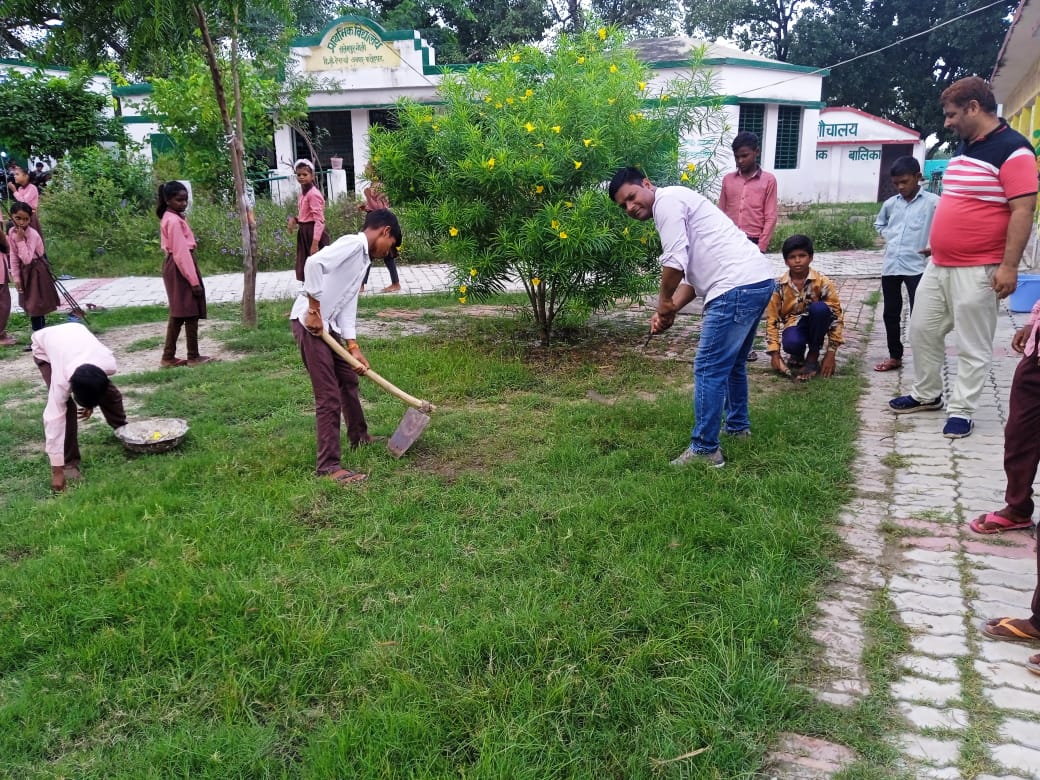 स्वच्छता ही सेवा पखवाड़े के अंतर्गत माननीय विधायक,माननीय जनप्रतिनिधि, अधिकारीयो, टीचर,बच्चो ,ग्रामवासी आदि द्वारा एक घंटा श्रमदान कर स्वच्छता का संदेश दिया गया। <a href="/CMOfficeUP/">CM Office, GoUP</a> <a href="/CommissionerPrg/">Commissioner Prayagraj</a> <a href="/dmfatehpur/">DM FATEHPUR</a> @CDO_Fatehpur