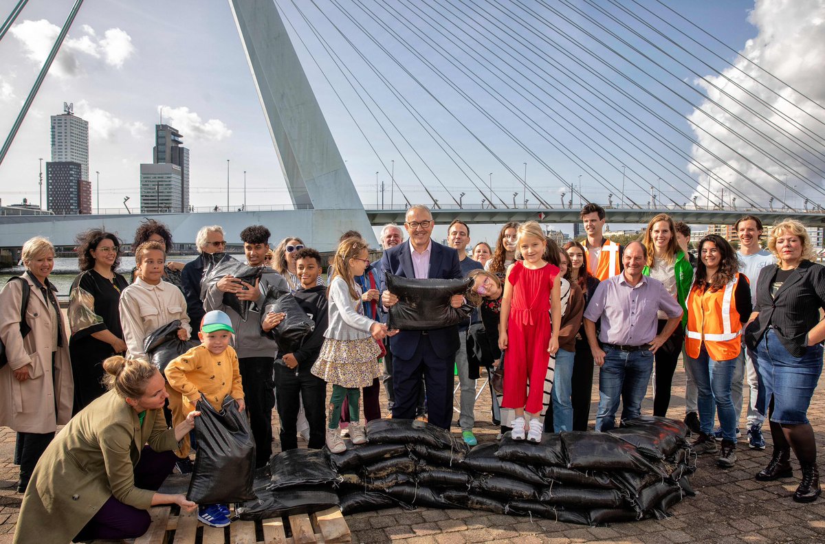 Gisteren was de eerste editie van ‘Storm op komst: zo houd je je voeten droog!’ Bij dit festival staan de buitendijkse gebieden centraal. Burgemeester Aboutaleb opende het festival en wandelde mee over het noordereiland langs ‘waterverhalen’. #klimaatadaptatie #klimaatverandering