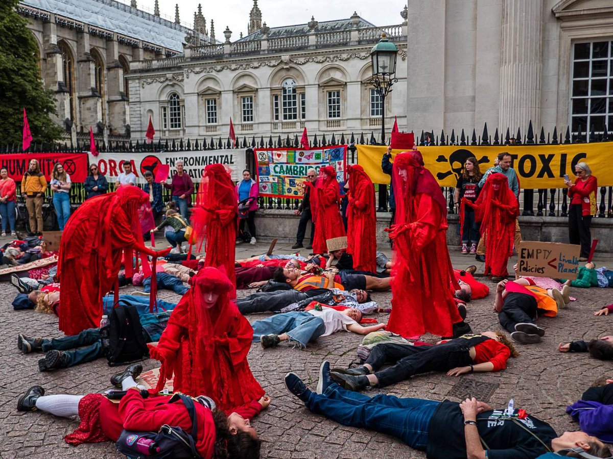 We turned yesterday's Code Red Rally to demand an end to @cambridge_uni's oily connections into an emergency protest to #StopRosebank

Whether it's the UK government or Cam Uni, our institutions are failing to #EndFossilFuels 

#SchlumbergerOut