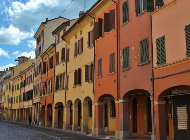 Idee uit Bologna: sta bouwen boven het trottoir toe! In de 14e eeuw een succesvolle formule tegen de woningnood, nu dragen de meer dan 60km arcades bij aan een aantrekkelijke en klimaatbestendige stad door bescherming te bieden tegen zon en regen. #optoppen