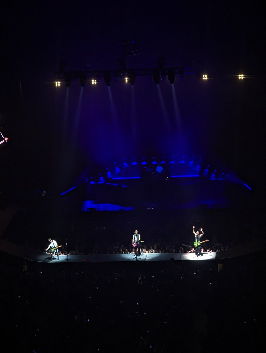 Laura 🌸 tweet media