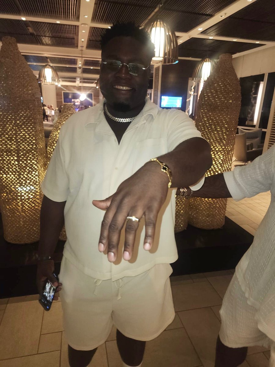 UndiscovedStar's tweet photo. Thank you to my man. I didnβt announce here because I donβt use this app much beside for talking shit about tv shows!
But thanks to my man, my partner, my best friend for making me a fiancΓ©!!!
#EnGAYed #BlackLove #wedding #gayblacklove #Cartier https://t.co/xJCk18ix3b