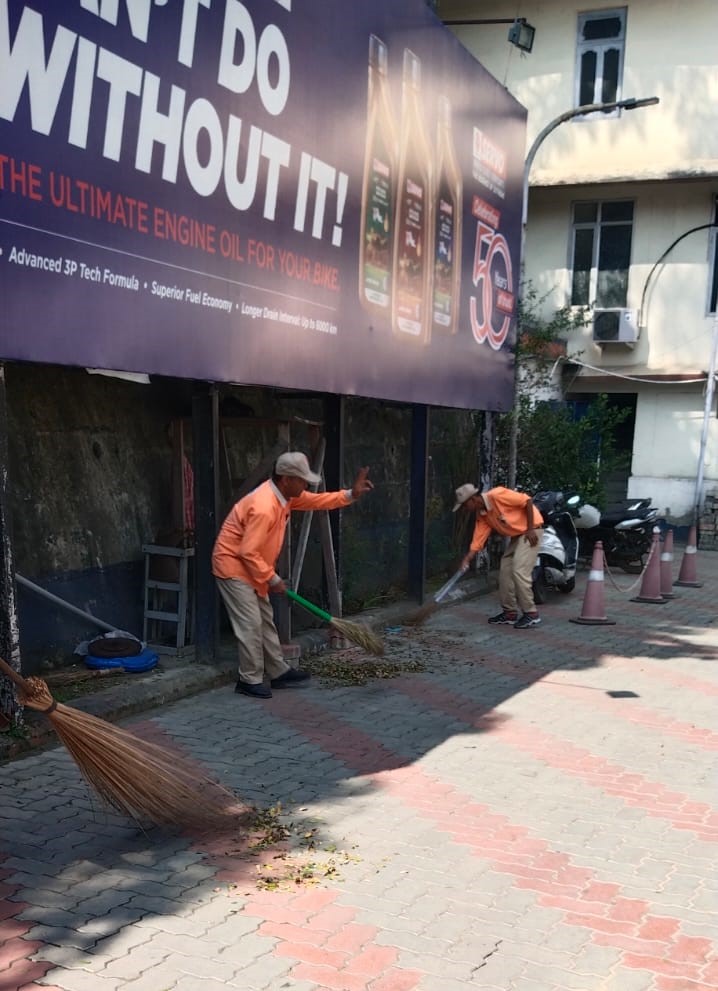 IOCLShimla's tweet photo. Enthusiastic IOCians and Channel Partners volunteered for 1 hr shramdan for 1 cause of cleanliness today by joining hands for 'Swachhta Hi Seva' at various ROs in the state of H.P #GarbageFreeIndia #OneHour #OneCause'. Let's make #SwachhBharat a reality. @ioclpunjab @DirMktg_iocl https://t.co/J2um6z9CNR