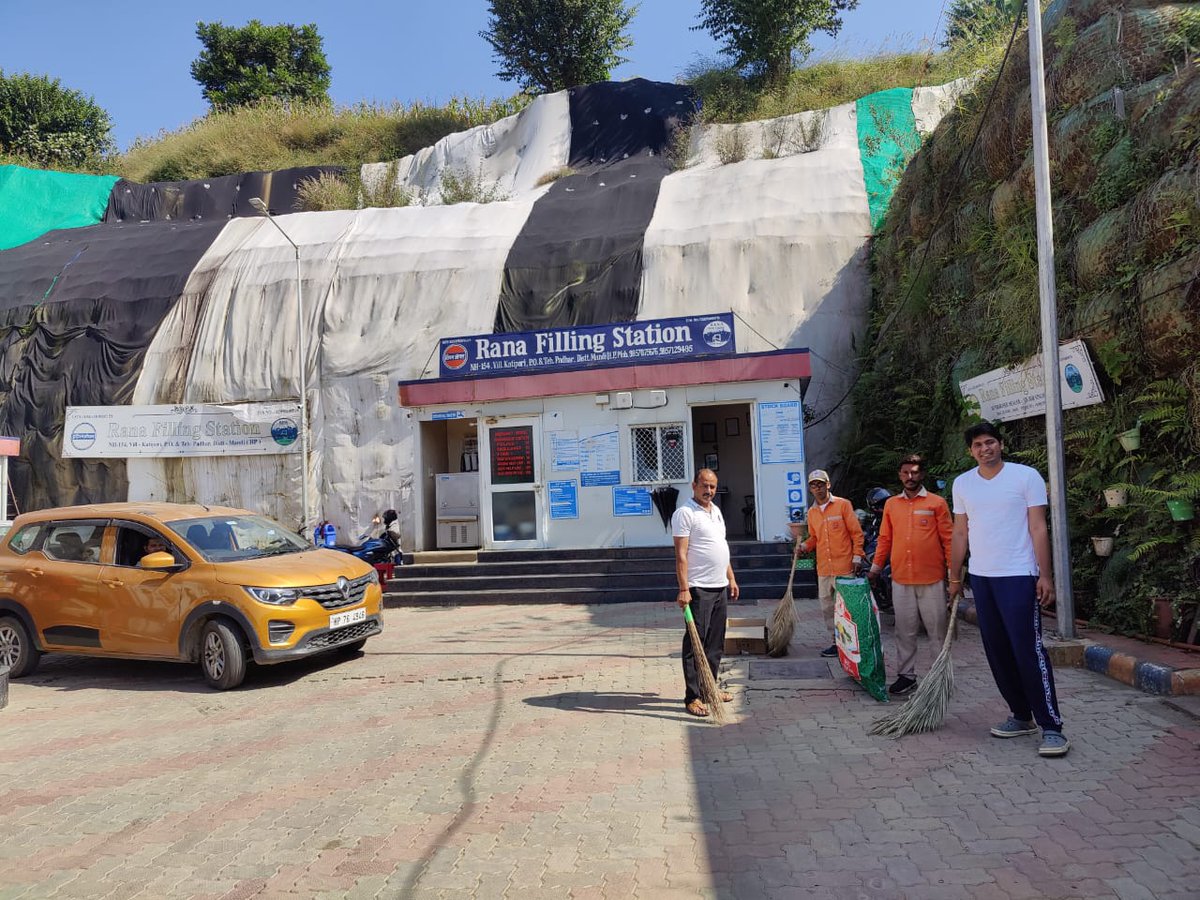 IOCLShimla's tweet photo. Enthusiastic IOCians and Channel Partners volunteered for 1 hr shramdan for 1 cause of cleanliness today by joining hands for 'Swachhta Hi Seva' at various ROs in the state of H.P #GarbageFreeIndia #OneHour #OneCause'. Let's make #SwachhBharat a reality. @ioclpunjab @DirMktg_iocl https://t.co/J2um6z9CNR