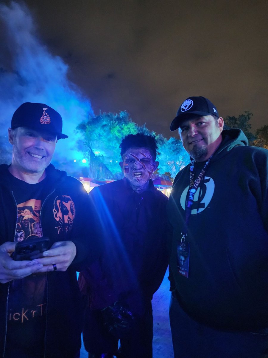 ParksAndCons's tweet photo. Had a really great time hanging with @megdog5000, @BradJashinsky, @farm_haunt &amp; @samhains_lot 
at @SFMagicMountain #FrightFest! Great people helped make it such a great night. We’ll talk all about the event on an upcoming show! https://t.co/mDRCZiO8l7