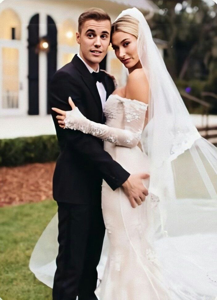 Celebcouples_12's tweet photo. @lovedbyjdbieber @safejailey Do you think Hailey prefer his hand on her waist or butt? https://t.co/CbBpsiBBGA