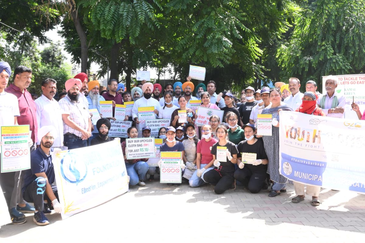 Switch4Change's tweet photo. Today we did a community cleanliness drive and launched a poster against a single use plastic ban.
Swachh Bharat Mission - Urban 

#SwachhSurvekshan2023 #switch4change #1october2023 #environment #Shramdaan #swachhtahiseva #ludhiana #MCL #badlaav #1hour #swachhbharatmission #ngo https://t.co/lbk6f8XbIG