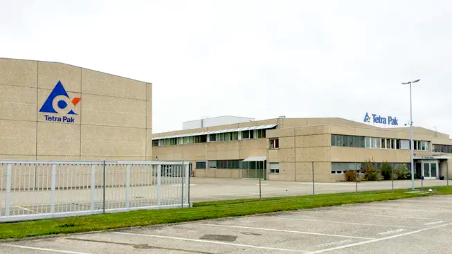 Rolex is moving forward with plans to set up temporary production sites, in Romont and Villaz-Saint-Pierre, until 2029, when the new 2,000-employee Bulle facility is up and running. Renovations for the Tetra Pak halls, in Romont, began Friday and will top 33 million Swiss francs.