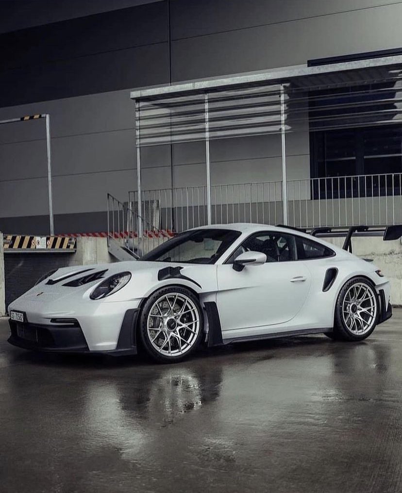 Jordan92338366's tweet photo. 992 GT3RS 💀 https://t.co/cJsW9EOP95