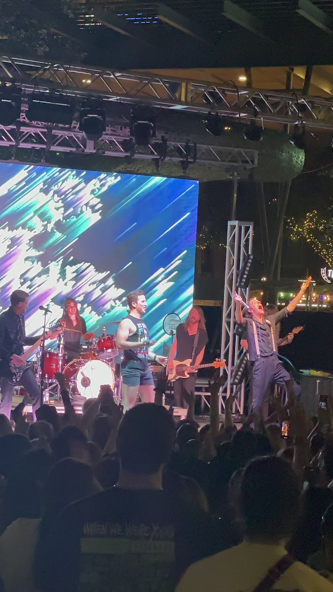 booksandbops_'s tweet photo. Life can bring people together in the most unexpected ways—- I became friends with absolute sweetheart @vaalkyrieval because we started talking in @OliverBaxxter twitch stream chat and last night we got to see @Broadside_ &amp; @themaine together. Life is so cool heck. 💕 https://t.co/lAUMcnUSLu