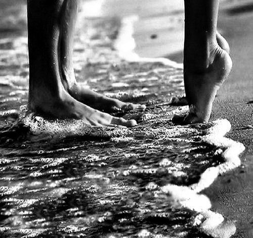 Las mujeres más interesantes tienen la belleza de la imperfección. Cicatrices por curar. Ilusiones por cumplir y muchas ganas de vivir. 
Si te eligen... eres afortunado.