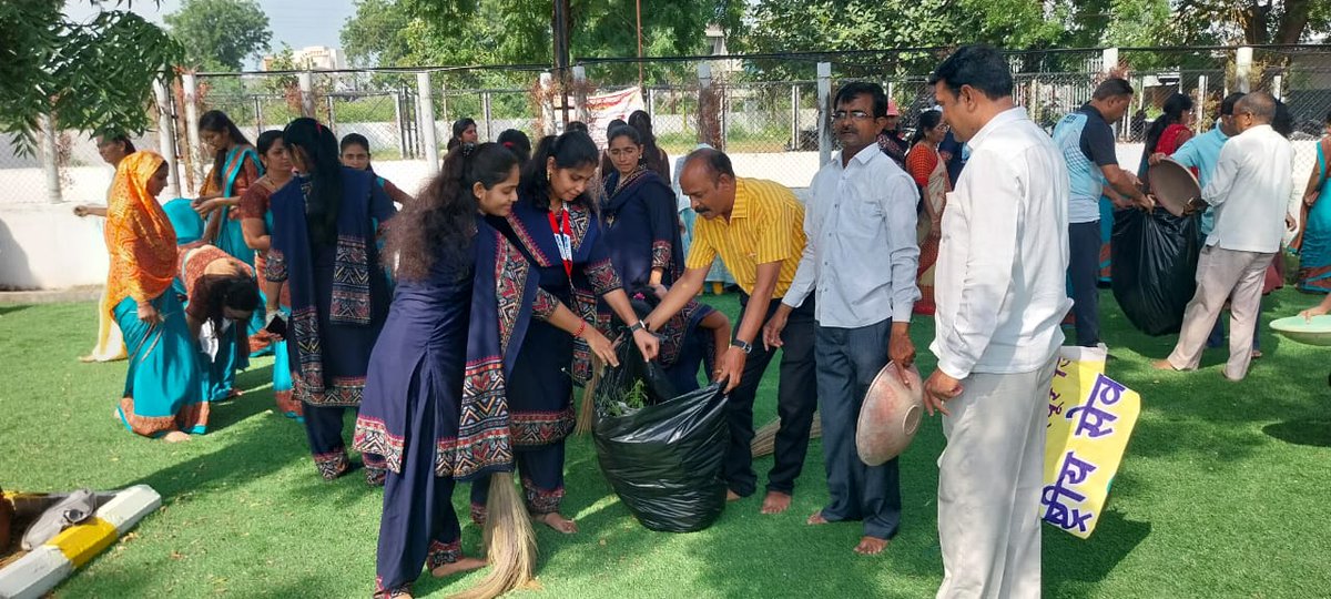 TusharRandhe's tweet photo. SPDM महाविद्यालयात गांधी जयंती निमित्त स्वच्छता अभियान राबविण्यात आले.
महात्मा गांधीजी यांना श्रद्धांजली म्हणून भारताचे पंतप्रधान श्री नरेंद्र मोदीजी यांच्या प्रेरणेने स्वच्छ भारत अभियान राबविण्यात आले. @narendramodi @Dev_Fadnavis @cbawankule @AmitShah @DrHeena_Gavit @BJP4India https://t.co/1LEACOh5an