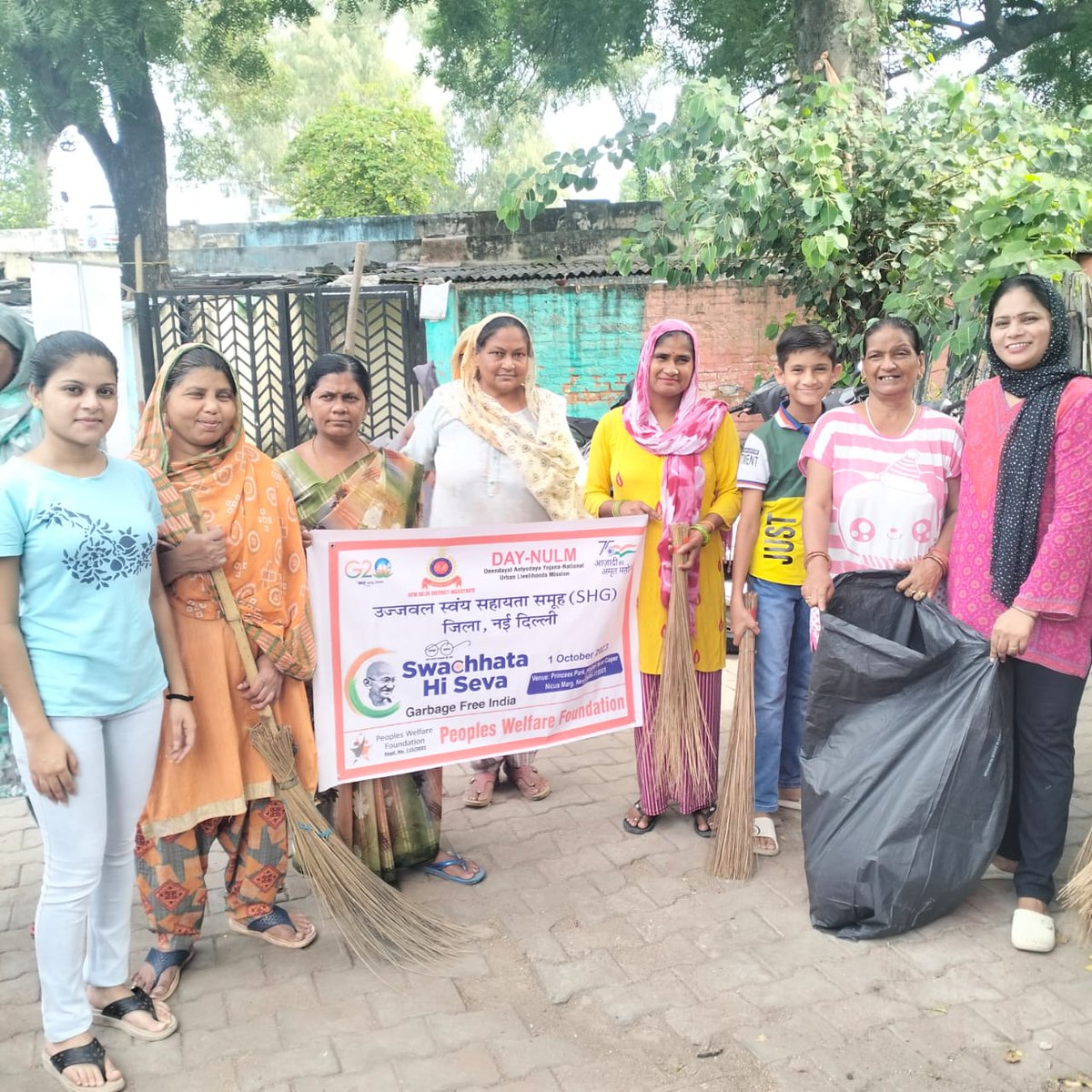 PWF_NGO's tweet photo. Swachta hi sewa 
         1 oct 2023
Peoples welfare foundation ki taraf se ujjwal self help group ne apne Bharat ko swach kara 
Sabne milkar safai abhiyan kara princess park me @DMNewDelhi
@PMOIndia
@LtGovDelhi
@IValmikism https://t.co/xYWgeU1m03