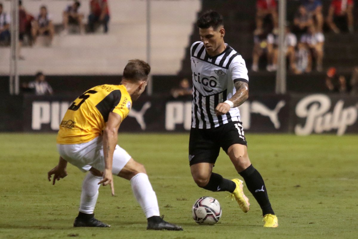 ⏭️Seguido, se viene otro atrayente duelo de la mano de <a href="/Pelotadividida2/">Pelota Dividida</a> 

⚪️⚫️Libertad vs 🟡⚫️Guaraní

🏟️: La Huerta
⚽️Partido: 20:30
🎙️Relata: <a href="/NGO1989/">Nelson González</a> 
🎙️Comenta: <a href="/VelazquezErwin/">Erwin Velazquez</a> 
📻Móvil: #AleOrtigoza

#ÚnicaEnFútbol #1120AM