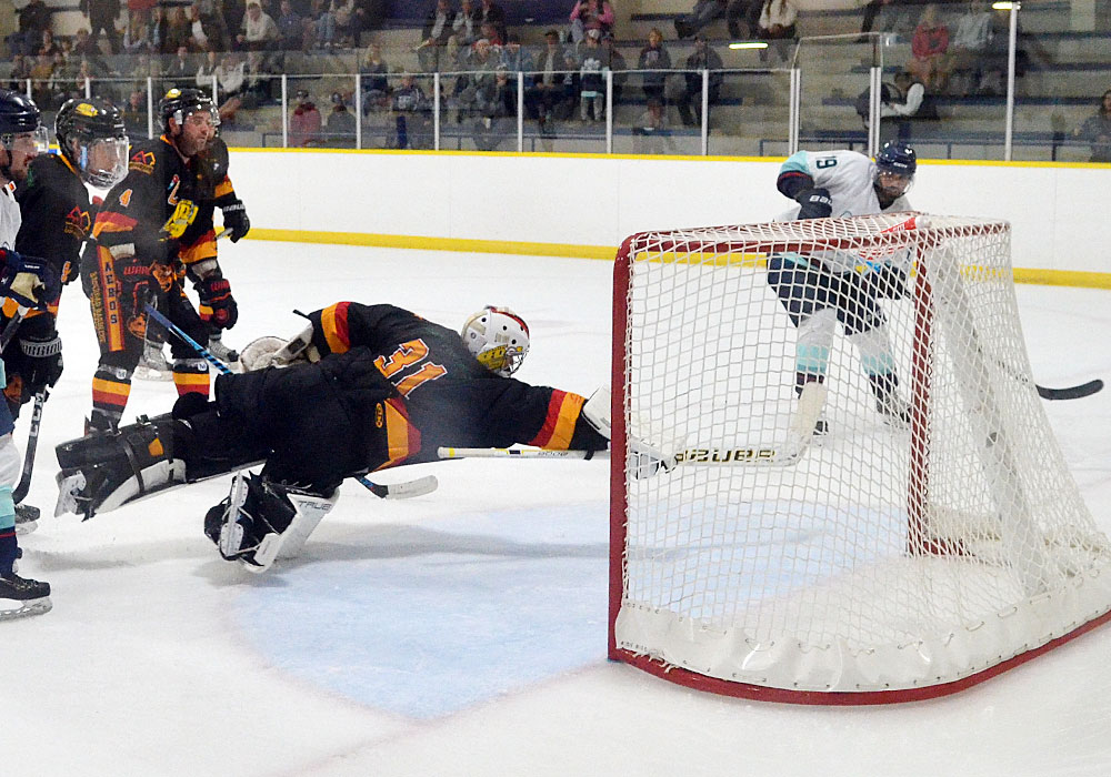 FanZoneSports's tweet photo. @BluebirdsHockey 4:6 @DunnvilleAeros to open the 2023-24 @WOSHL2 season.

https://t.co/9ygxYVnEkp https://t.co/N9DASFfwDs