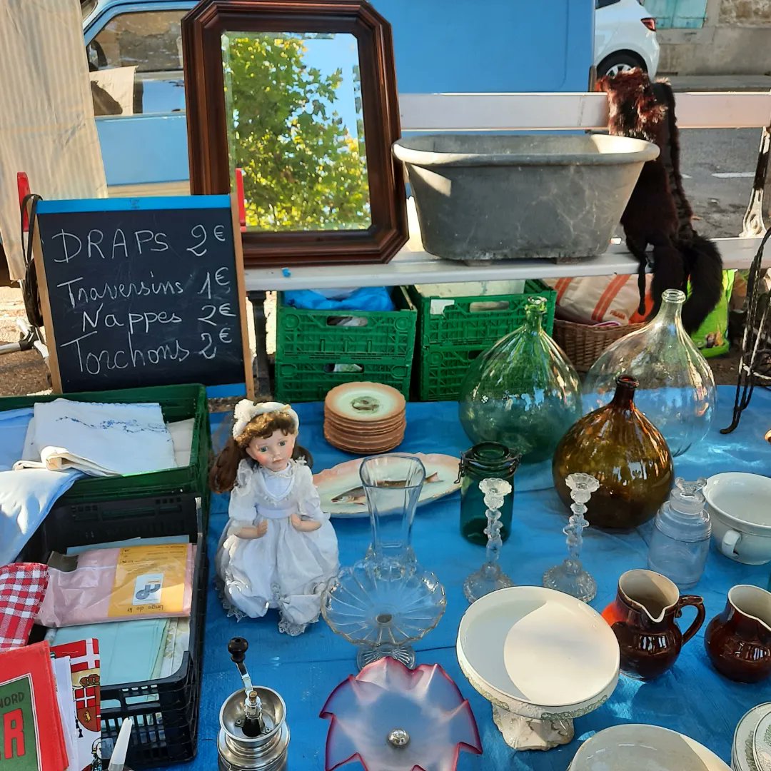 MagnoliaFrance's tweet image. Another beautiful day for the #village vide grenier #Azille