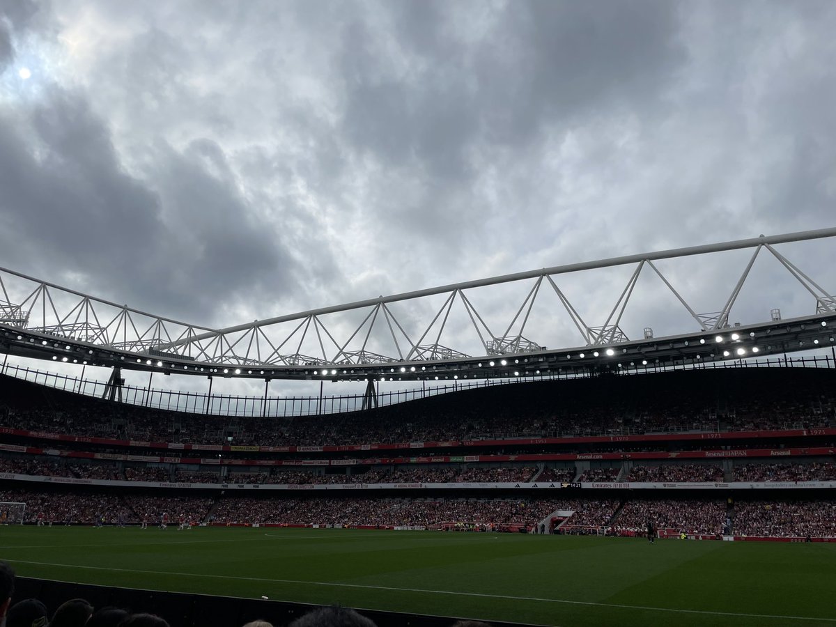 drkarenedge's tweet photo. A bit of Sunday autumn #London afternoon awesomeness in our @Arsenal @ArsenalWFC seats for our #5pack. Today, our special extra seat guest courtesy of @lyfta @SerdarFerit @PaulinaTervo!!! Go Arsenal!!!!! https://t.co/xC6SNSLjX1