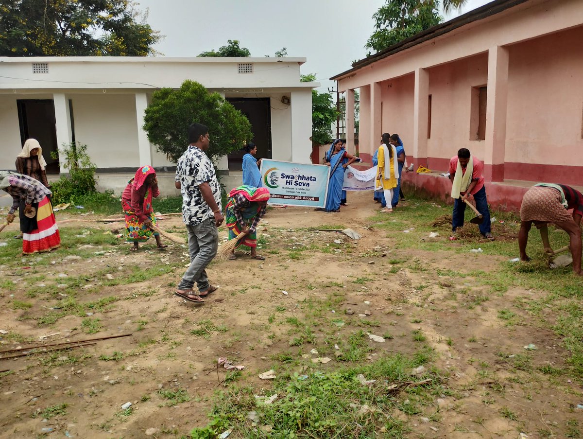 bdo_digapahandi's tweet photo. #ektareekhekghanta #shramadan for #swachhata under #SwachhataHiSeva campaign was organised at various GPs of Digapahandi block where block level officials and other stakeholders participated in the mass cleanliness drive with great enthusiasm.

@ZP_Ganjam
@Ganjam_Admin https://t.co/brr8zzBMud