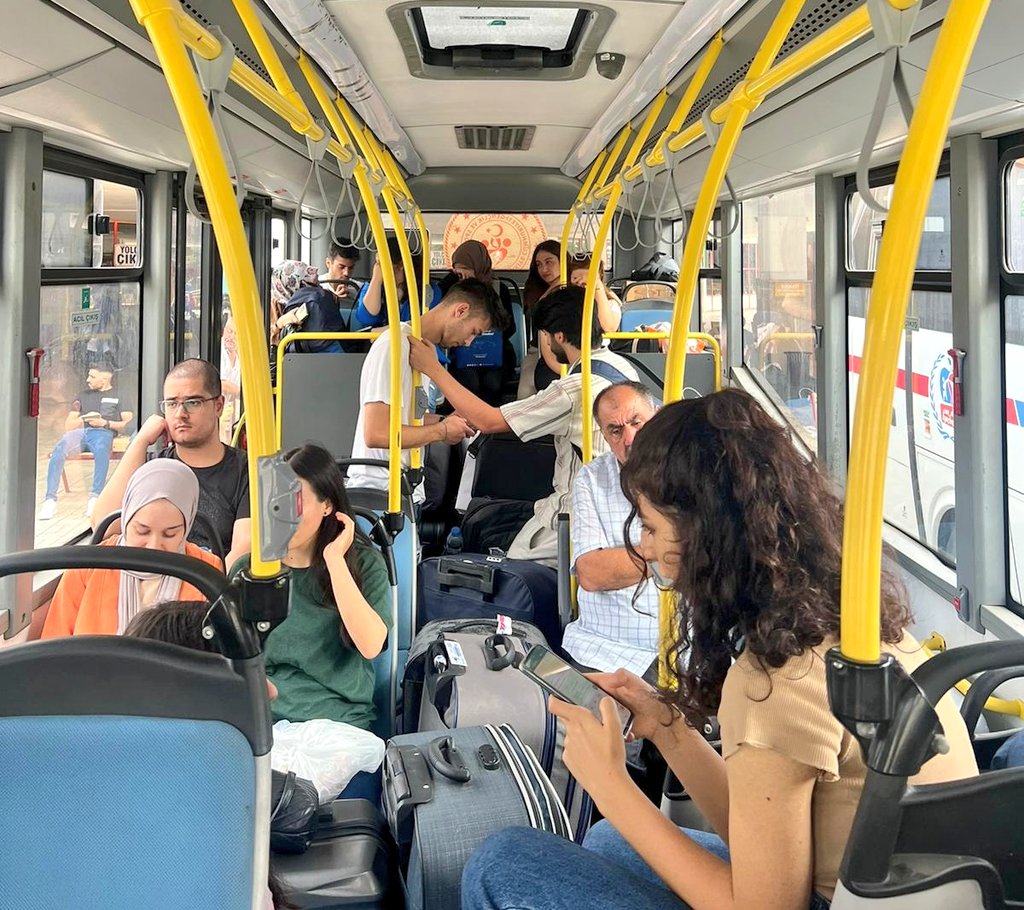 GSB_Gaziantep's tweet photo. Havalimanı ve otogarda kurduğumuz stantlarımız ile öğrenci kardeşlerimizi karşılamaya ve otobüslerimiz ile yurtlarımıza taşımaya devam ediyoruz. 🤗😃🚌

#GSBYuvanız
#YurdumuzYuvanız https://t.co/njt32uteJ7