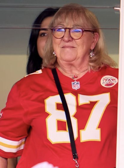 draghorsebrgclb's tweet image. Is Travis Kelce’s mom Bruce Vilanch? #TravisKelce #BruceVilanch