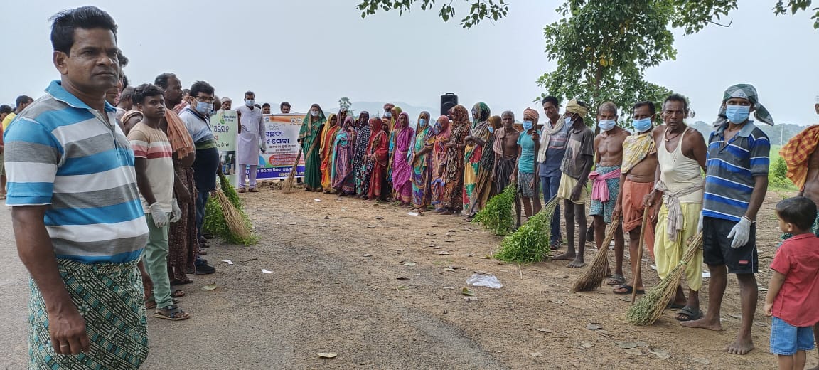 BdoDharakote's tweet photo. #ektareekhekghanta #shramadan for #swachhata under #SwachhataHiSeva campaign was organised at various GPs of Dharakote block where block level officials and other stakeholders participated in the mass cleanliness drive with great enthusiasm.

@ZP_Ganjam
@Ganjam_Admin https://t.co/tohbkeTHet
