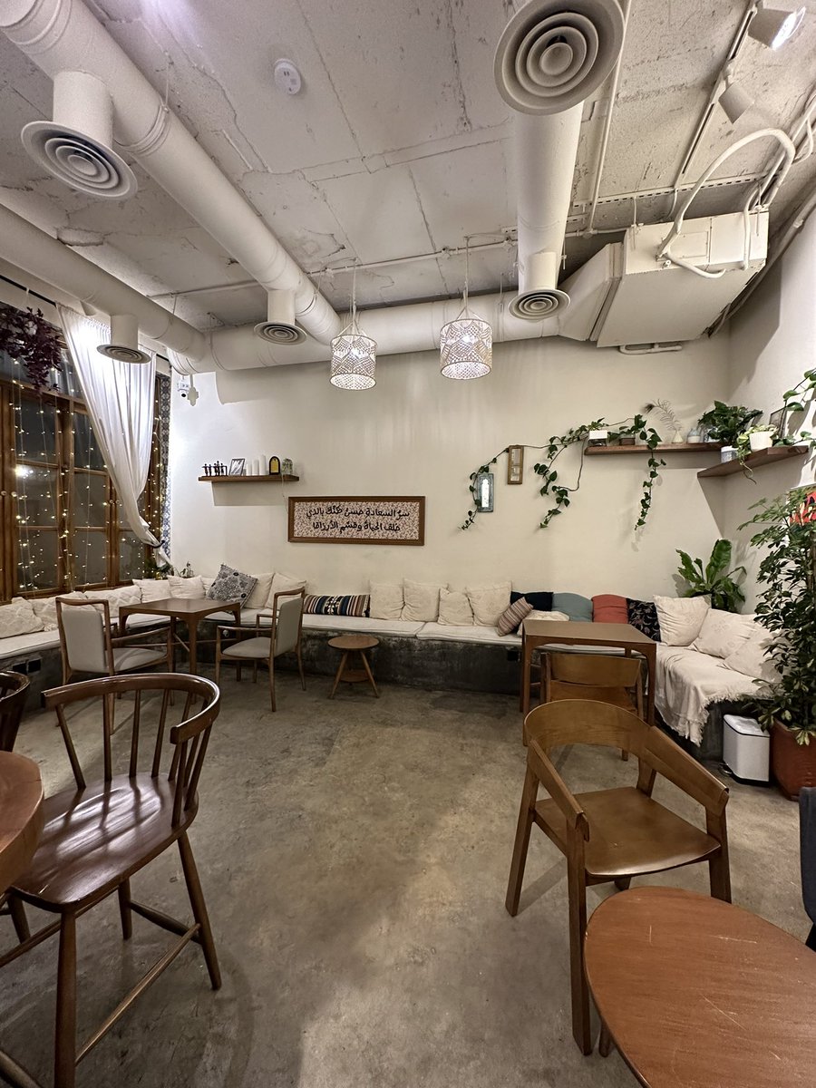 قهوة لمّ✨☕️🤎
مكان لطيف وعندهم العاب حلوه😍
مسويين عرض بمناسبة يوم القهوة ٥٠٪ على كوبك الثاني ☕️🤍 
📍الملقا