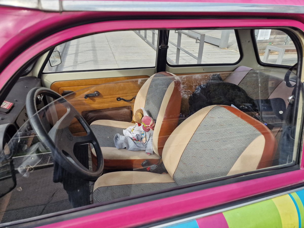 BummelCherry's tweet photo. Heute durften wir ein bissl mit einem #Trabant durch Dresden kurven. Hat mega viel Spaß gemacht. Und weil ich die Farbe aussuchen durfte, wurde es der Pink gestreifte🥰 https://t.co/fMM5lZHj0E
