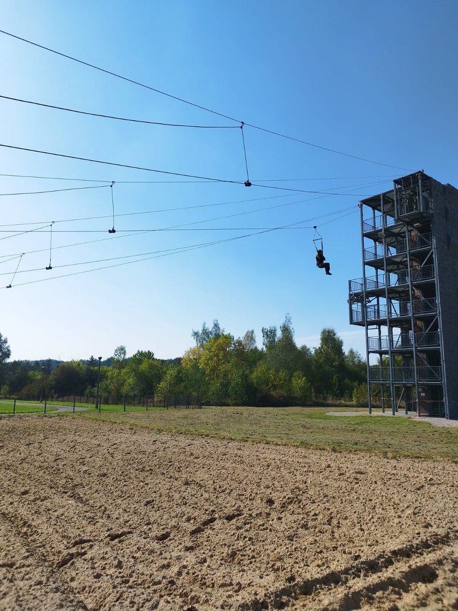 9pulkrozp's tweet image. Podczas wrześniowego szkolenia zwiadowcy #9pr doskonalili umiejętności wykonywania skoków z pełnym oporządzeniem, w ograniczony teren oraz w nocy z noktowizją. Skoki wykonywane były z samolotu M-28 Bryza oraz śmigłowca W-3W SOKÓŁ w zakresie wysokości od 400 do 4000m.