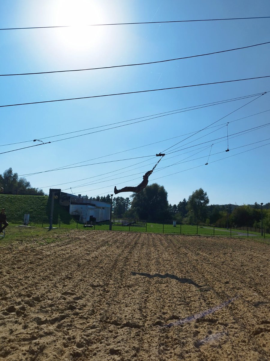 9pulkrozp's tweet image. Podczas wrześniowego szkolenia zwiadowcy #9pr doskonalili umiejętności wykonywania skoków z pełnym oporządzeniem, w ograniczony teren oraz w nocy z noktowizją. Skoki wykonywane były z samolotu M-28 Bryza oraz śmigłowca W-3W SOKÓŁ w zakresie wysokości od 400 do 4000m.