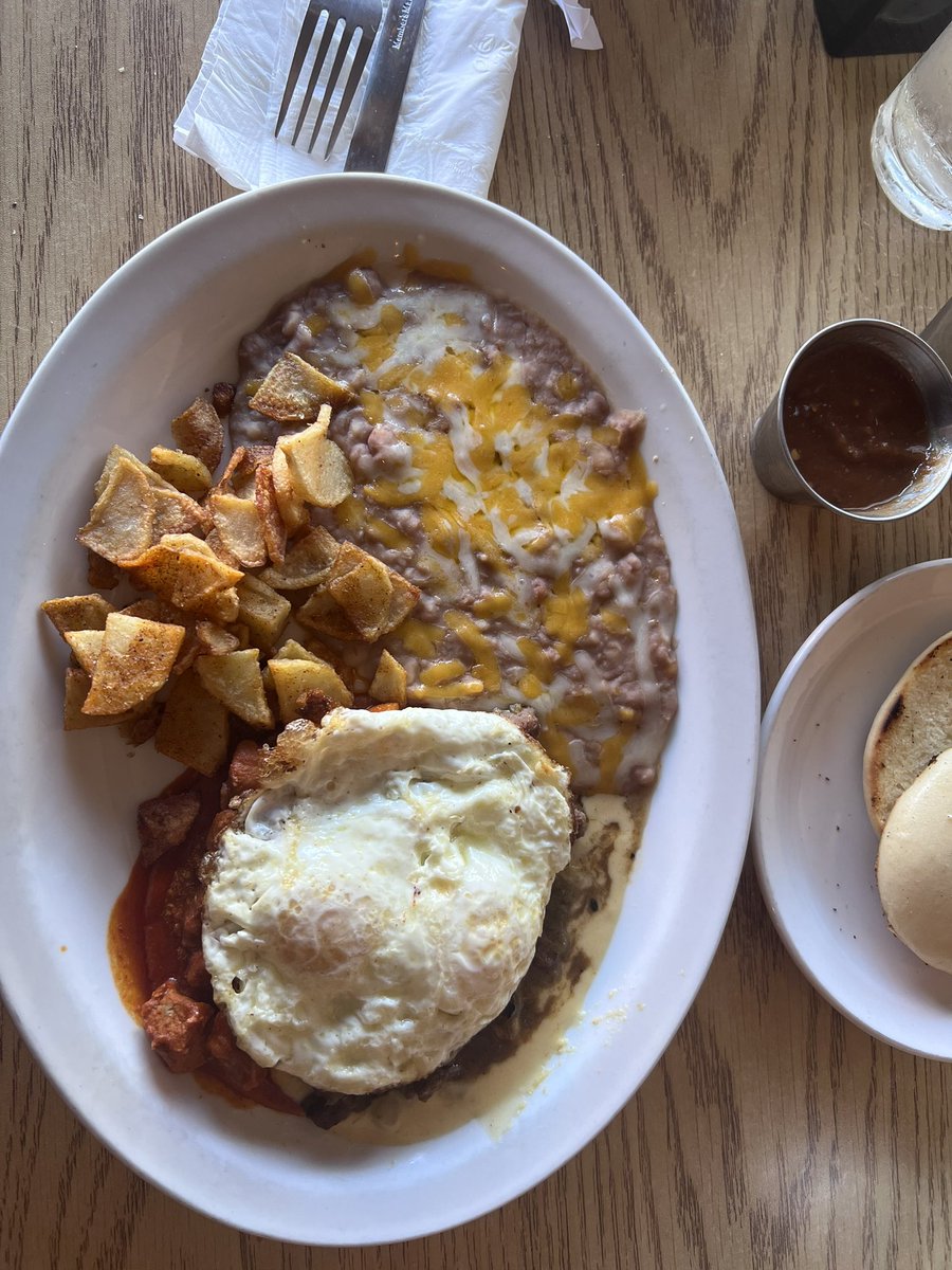 Breakfast with some amigos queridos. 
Chalas Woodfire Grill.  #NewMexico
#HuevosRancheros #RedChile