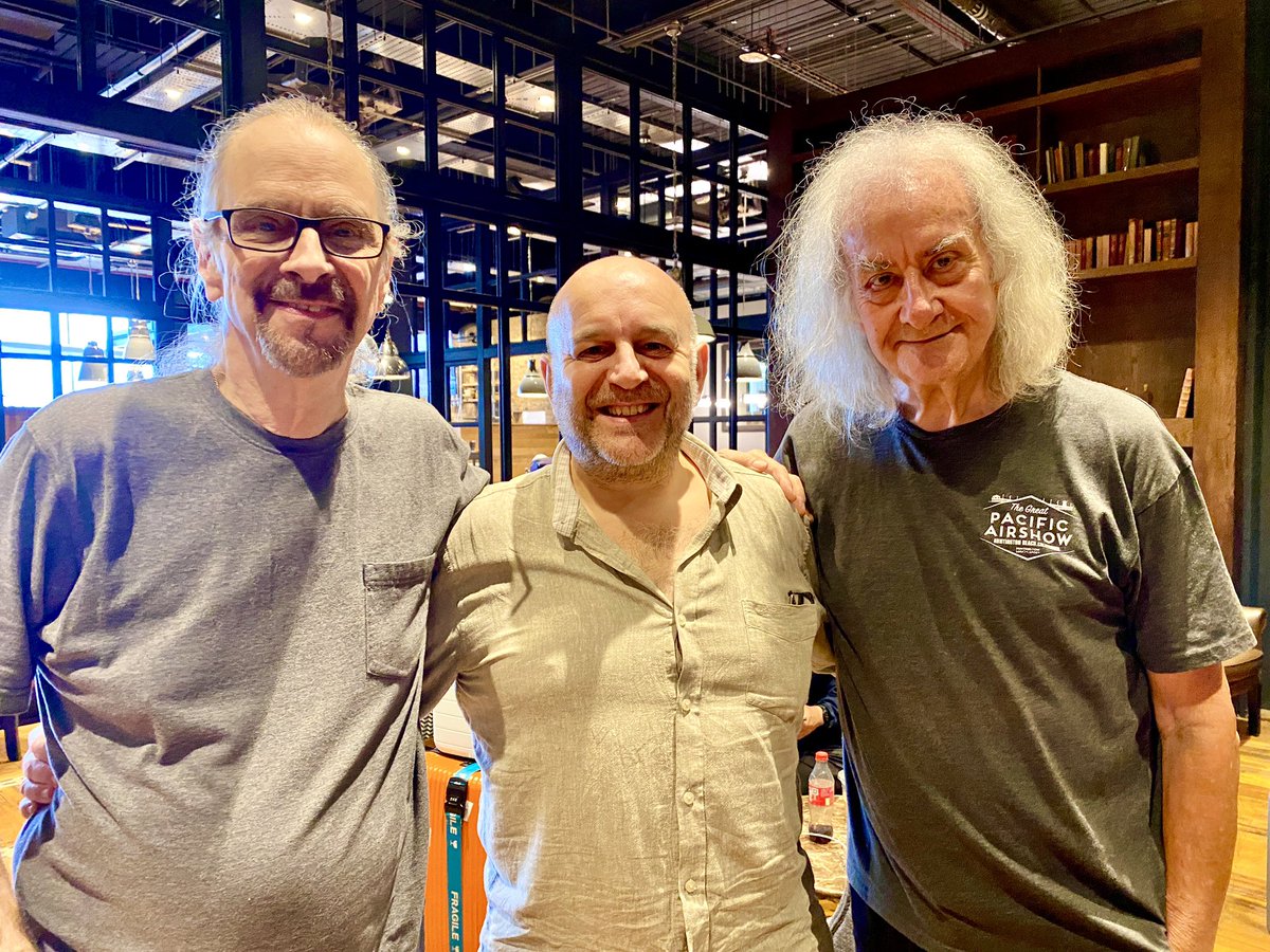 ElioPace's tweet image. THE LEGENDS HAVE LANDED!!!💥🇺🇸🇳🇿

Guitarist Don Evans &amp;amp; drummer Rhys Clark. These wonderful &amp;amp; brilliant ￼musicians were @billyjoel‘s first ￼ever rhythm section and played on Billy’s first solo album, #ColdSpringHarbor in 1971.

1/
