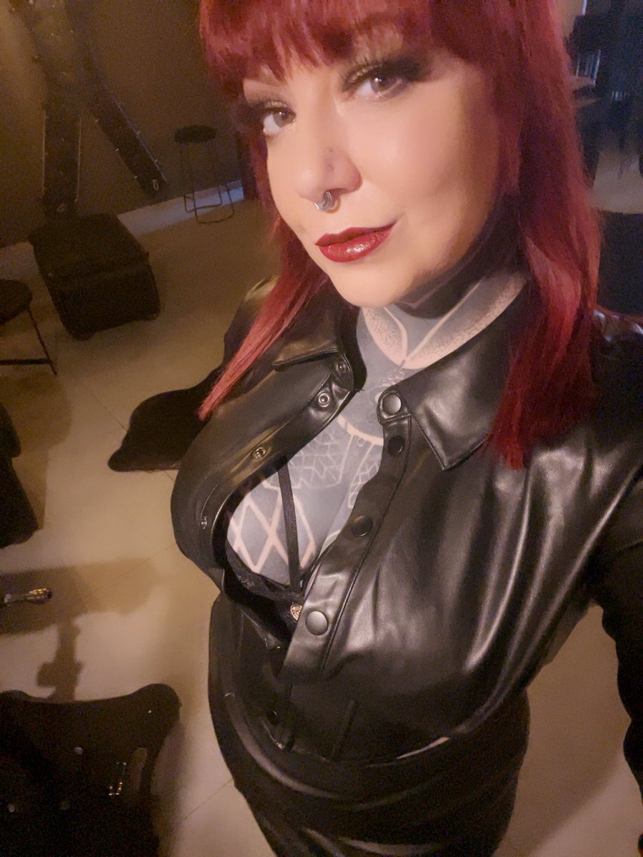 Happy Birthday @KaliDreadful1 🔥🎁🔥

Sie sind eine wahnsinnig tolle Frau, ich wünsche Ihnen den besten Geburtstag aller Zeiten! 

#rt #HappyBirthday #Mistress #femdom