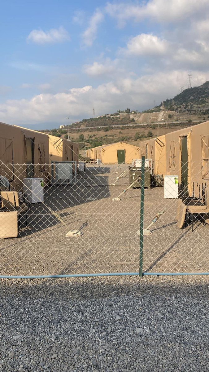 taylanyildiz's tweet photo. İskenderun Teknik Üniversitesi’nde yüz yüze eğitim rektörlük kararıyla devam ediyor. Ama hangi şartlarda?

Erkek öğrenciler çadır kentlerde kalmak zorunda... 

Rektör bey uzaktan eğitim yerine, öğrencileri bu koşullara reva görmüş. Fotoğraflar her şeyi anlatıyor.

Sn. Depci, lütfen uzaktan eğitime geçin ve ivedilikle yurtları yaşanabilecek hale getirin.

@DepciTolga @isteEduTr
