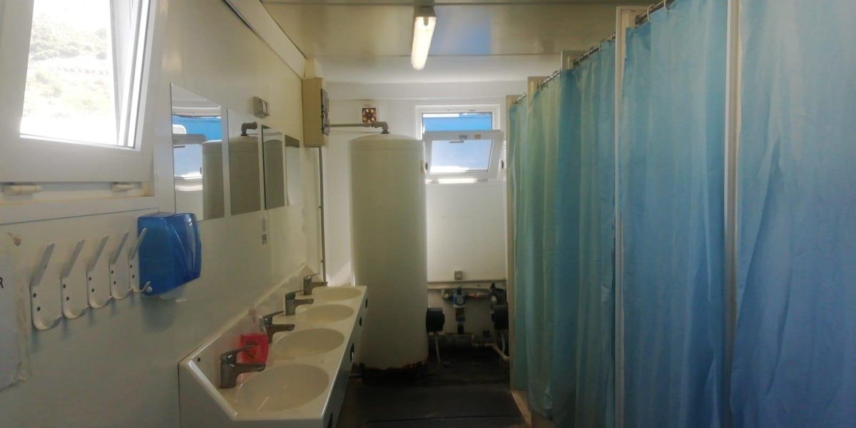 İskenderun Teknik Üniversitesi’nde yüz yüze eğitim rektörlük kararıyla devam ediyor. Ama hangi şartlarda?

Erkek öğrenciler çadır kentlerde kalmak zorunda... 

Rektör bey uzaktan eğitim yerine, öğrencileri bu koşullara reva görmüş. Fotoğraflar her şeyi anlatıyor.

Sn. Depci,