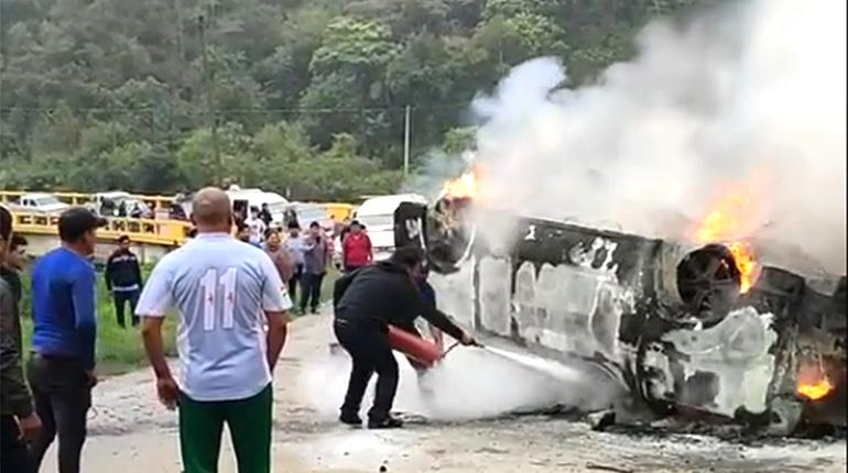 Seis personas mueren calcinadas en accidente minibús | Los Tiempos shar.es/agm3Uf