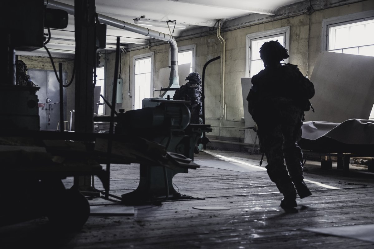 Līdz ar pirmajiem saules stariem gluži kā modinātāja zvans šorīt Vecmīlgrāvī atskanēja dažāda kalibra ieroču šāvieni. Te mācību “NAMEJS 2023” ietvaros Zemessardzes 1.Rīgas brigades zemessargi kopā ar NAA kadetiem slīpēja iemaņas kaujai Rīgas ostas teritorijā🇱🇻💥