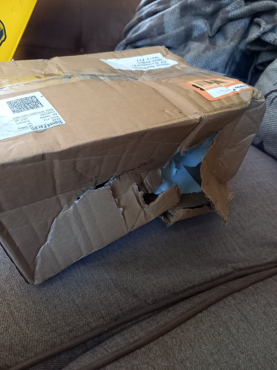 rorybatho's tweet photo. Hey @RoyalMailHelp @RoyalMail 
‘Thanks’ for delivering THIS to my customer. How does this even happen? Absolute disgrace. Not that this kind of thing is surprising anymore #royalmail #royalmailshambles #shambles https://t.co/rSqF7EumYf