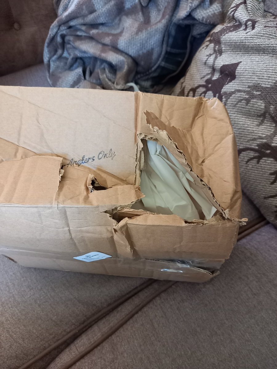 rorybatho's tweet photo. Hey @RoyalMailHelp @RoyalMail 
‘Thanks’ for delivering THIS to my customer. How does this even happen? Absolute disgrace. Not that this kind of thing is surprising anymore #royalmail #royalmailshambles #shambles https://t.co/rSqF7EumYf
