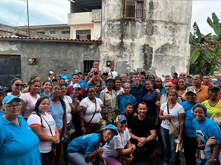 lafuerzavecinal's tweet photo. Nuestro programa Hablan las Mujeres 🎙 llegó al municipio Brión del estado Miranda. 🙋‍♀️ 

Desde Higuerote📍escuchamos los planteamientos de nuestras dirigentes en compañía de la Coordinadora Nacional de la @FVDeMujeres, @RosirisToroLeg, líderes nacionales y regionales.

⚪️⚫️🔵 https://t.co/QWn6lwwagd
