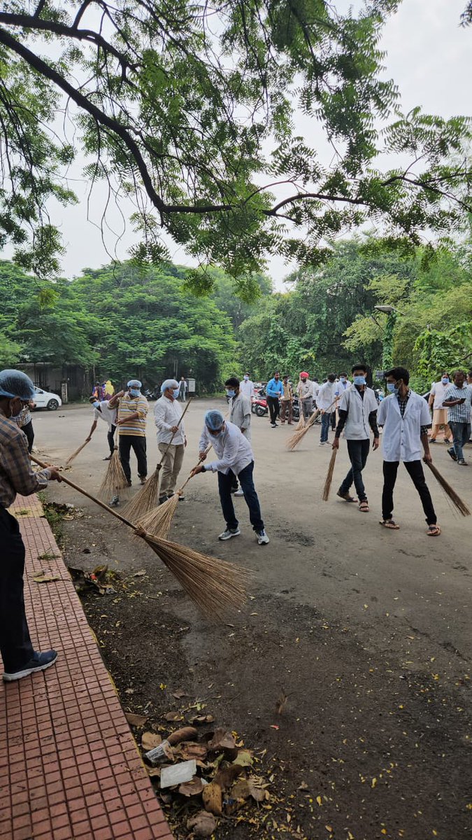 PawadeHarish's tweet photo. आज दिनांक १ ऑक्टोंबर,भारताचे माननीय पंतप्रधान नरेंद्र मोदी यांच्या संकल्पनेतून "स्वच्छता ही सेवा" या उपक्रमाचे यशस्वी आयोजन शासकीय वैद्यकिय व महाविद्यालय व रुग्णालय नागपुर येथे करण्यात आले होते,यावेळी महाविद्यालाचे अधिष्ठाता  डॉ. राज गजभिये सर, https://t.co/JeiicVBohb