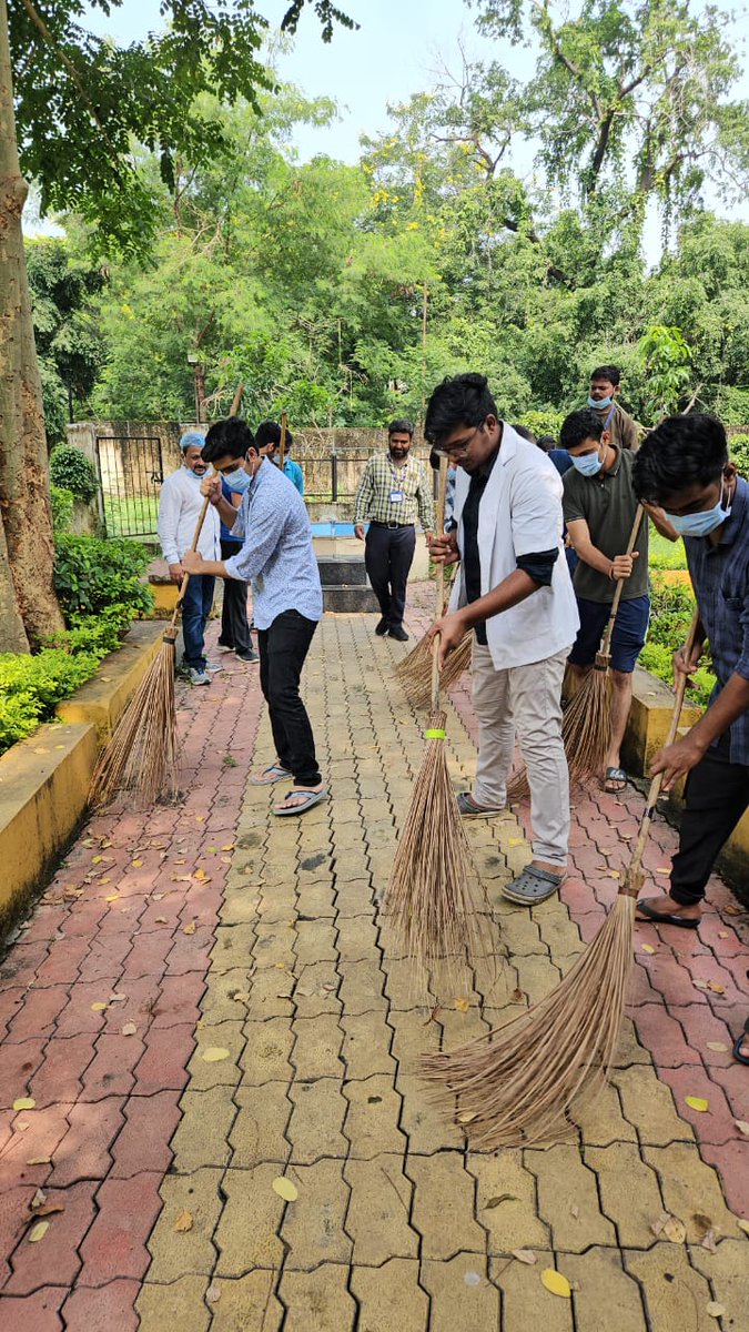 PawadeHarish's tweet photo. आज दिनांक १ ऑक्टोंबर,भारताचे माननीय पंतप्रधान नरेंद्र मोदी यांच्या संकल्पनेतून "स्वच्छता ही सेवा" या उपक्रमाचे यशस्वी आयोजन शासकीय वैद्यकिय व महाविद्यालय व रुग्णालय नागपुर येथे करण्यात आले होते,यावेळी महाविद्यालाचे अधिष्ठाता  डॉ. राज गजभिये सर, https://t.co/JeiicVBohb