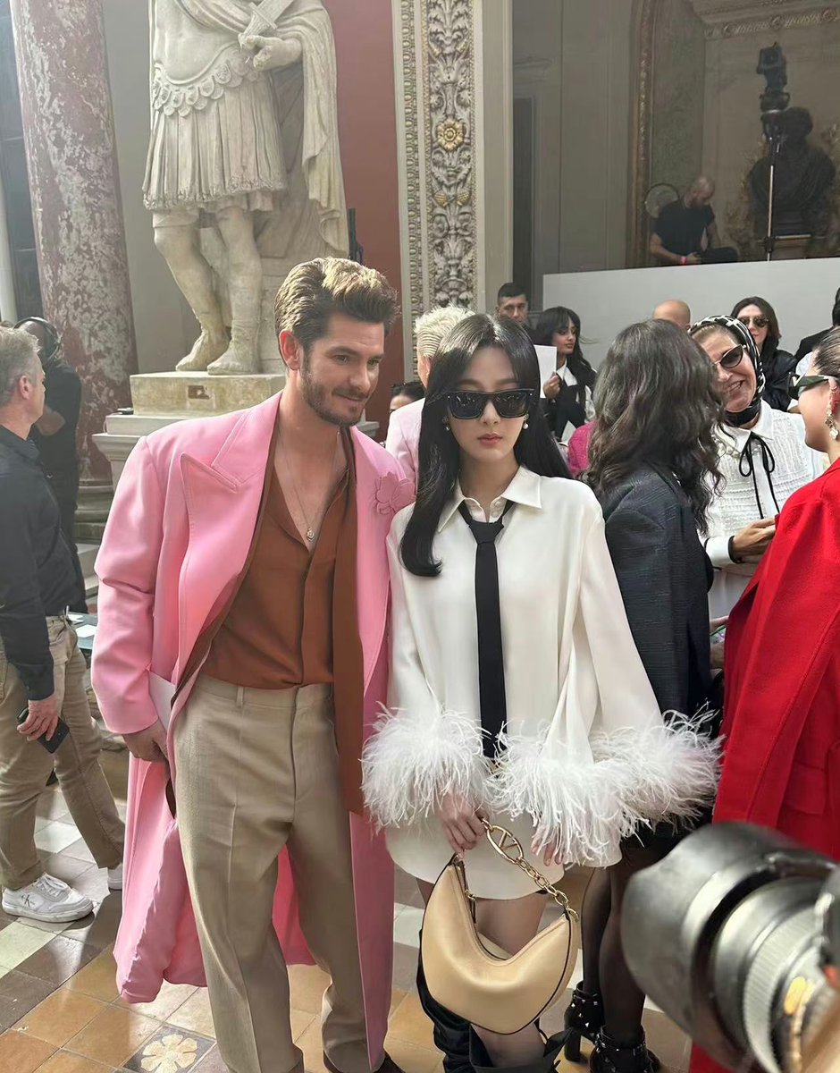 zimiyangzi's tweet photo. 📸 231001 #YangZi with Andrew Garfield at the @MaisonValentino #ValentinoLÉcole SS24 fashion show 

#YangZiInParis #YangZiXValentino https://t.co/04sgUynpS6
