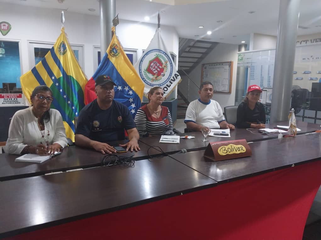 Bolivar_Cdce's tweet photo. Dir. del CDCE Estadal Brizeida Quiñones, el Sec. de Educ. de la GEB, Emilio Aguila,, Dir. municipales, parroquiales y Superv. e Videoconferencia, recibiendo las orientaciones para el uso de la App SIGUEME,en inicio de clases
#SeVienenLasClases
@NicolasMaduro https://t.co/s6LZDEBcRa
