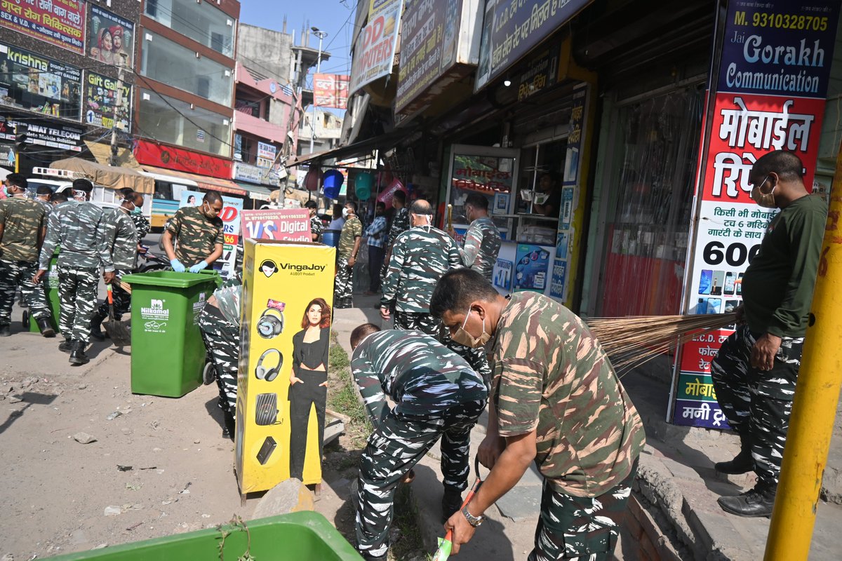 Today 55 Bn CRPF carried out spl cleanliness drive under #Swachhatahiseva (Ek tarikh-Ek ghanta-Ek sath) at Bawana market. Large no. of local population, school children and public representative also participated in the program #SwachhBharat  <a href="/SwachhBharatGov/">Swachh Bharat Urban</a>, <a href="/crpfindia/">🇮🇳CRPF🇮🇳</a> .