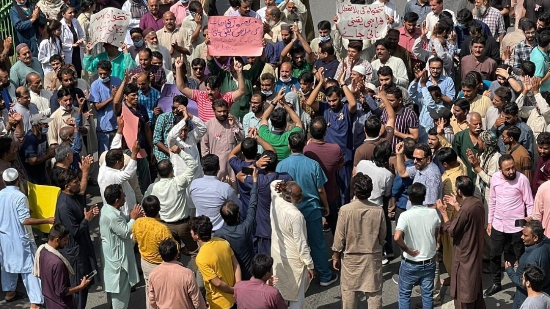 sparrow🌻 (@parha_nai_jata) on Twitter photo Ye asptaaal ha andhy logooon ka
Eyy chand yahan na nikla krrr
#SHAIKH_ZAYED_HOSPITAL_COLLAPSING
<a href="/KlasraRauf/">Rauf Klasra</a>
<a href="/anwaar_kakar/">Anwaar ul Haq Kakar</a>
<a href="/iqrarulhassan/">Iqrar ul Hassan Syed</a>
<a href="/DrNadeemjan/">Dr. Nadeem Jan( TI )( SI )</a>
<a href="/Parasjahanzaib1/">Paras Jahanzaib</a>
<a href="/mohapuae/">وزارة الصحة ووقاية المجتمع - MOHAP UAE</a>
<a href="/MohamedBinZayed/">محمد بن زايد</a> Ye asptaaal ha andhy logooon ka
Eyy chand yahan na nikla krrr
#SHAIKH_ZAYED_HOSPITAL_COLLAPSING
<a href="/KlasraRauf/">Rauf Klasra</a>
<a href="/anwaar_kakar/">Anwaar ul Haq Kakar</a>
<a href="/iqrarulhassan/">Iqrar ul Hassan Syed</a>
<a href="/DrNadeemjan/">Dr. Nadeem Jan( TI )( SI )</a>
<a href="/Parasjahanzaib1/">Paras Jahanzaib</a>
<a href="/mohapuae/">وزارة الصحة ووقاية المجتمع - MOHAP UAE</a>
<a href="/MohamedBinZayed/">محمد بن زايد</a>