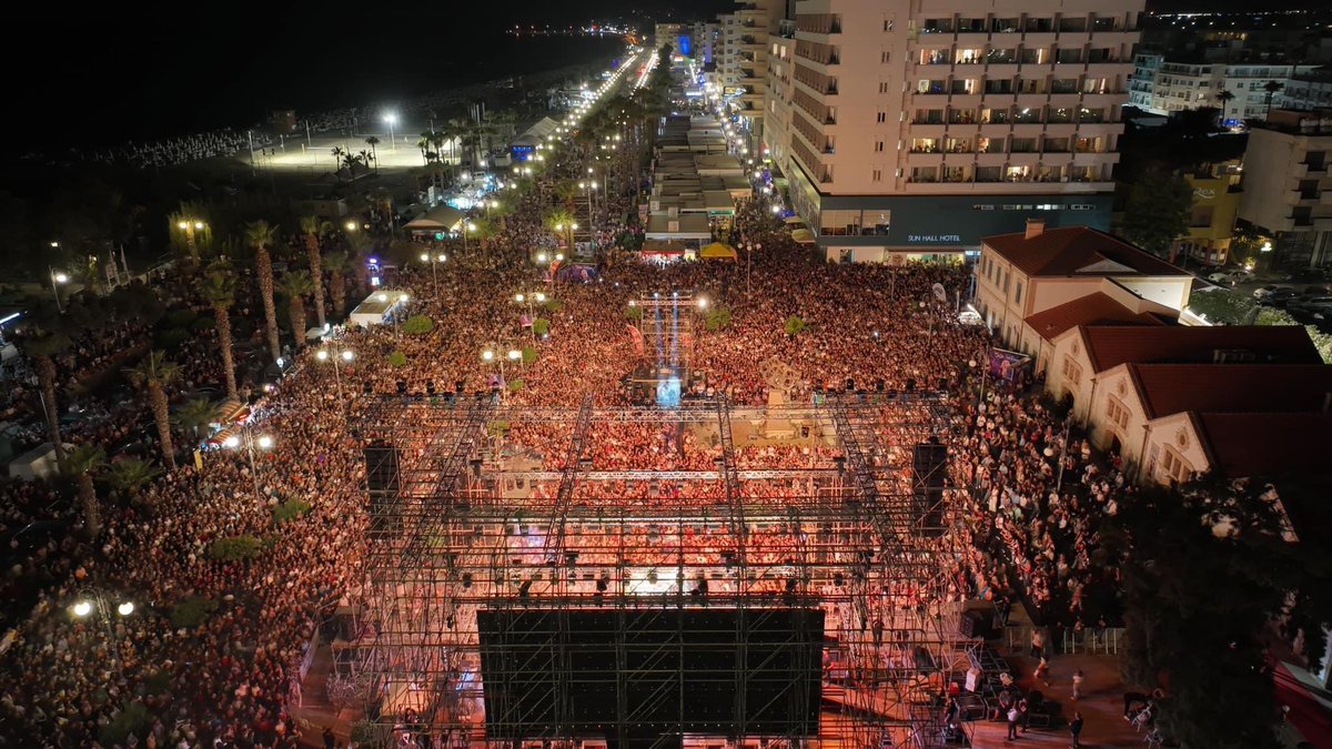 megaloutsikos's tweet photo. Η Άννα η Βίσση https://t.co/KfFzFC8GAc